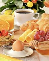 Сытный завтрак с кофе, медом и круассаном