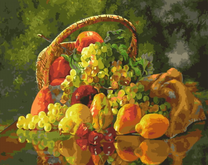 Богатый натюрморт с ягодами и фруктами