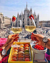 Романтический завтрак на фоне Миланского собора