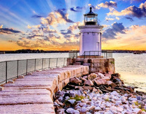 Маяк в солнечных лучах